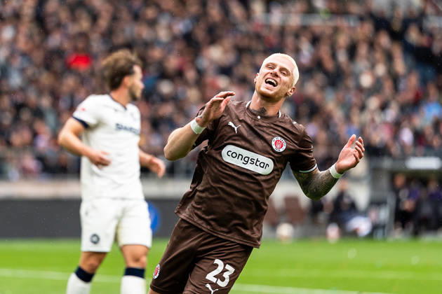 Louis Oppie, FC St. Pauli, 23, disappointed; Disappointment, GER, FC St. Pauli vs. Karlsruher SC, Soccer, 2. Bundesliga, Matchday 7, 2026–2027 Season, October 11, 2026 DFL regulations prohibit any use of photographs as image sequences and or quasi-video, GER, FC St. Pauli vs. Karlsruher SC, soccer, 2. Bundesliga, Matchday 7, 2026–2027 season, October 11, 2026, Hamburg Copyright: xEibner-Pressefoto MaxxVincenx EP_MVN