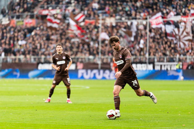 Connor Metcalfe, FC St. Pauli, 24, on the ball, GER, FC St. Pauli vs. Karlsruher SC, soccer, 2. Bundesliga, Matchday 7, 2026–2027 season, October 11, 2026 DFL regulations prohibit any use of photographs as image sequences and or quasi-video, GER, FC St. Pauli vs. Karlsruher SC, soccer, 2. Bundesliga, Matchday 7, 2026–2027 season, October 11, 2026, Hamburg Copyright: xEibner-Pressefoto MaxxVincenx EP_MVN