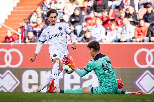 Soccer, 3rd Division: FC Ingolstadt 04 vs. SV Wehen Wiesbaden 11 10 26 Raul Paula (SVWW), David Klein (Ingolstadt),