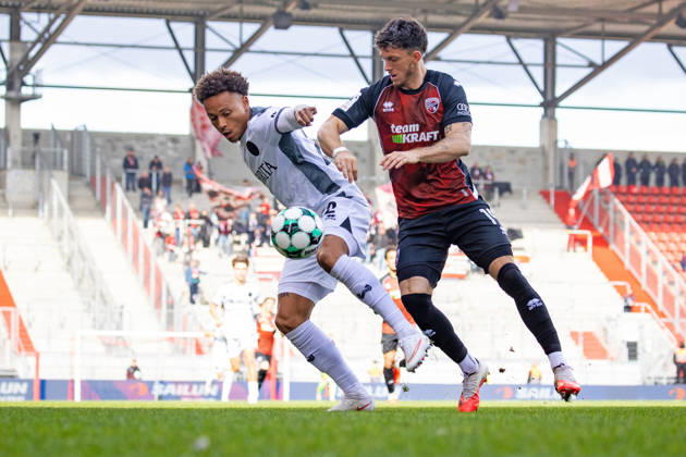 Soccer, 3rd Division: FC Ingolstadt 04 vs. SV Wehen Wiesbaden 11 10 26 Roberto Massimo (SVWW), Dennis Kaygin (Ingolstadt),