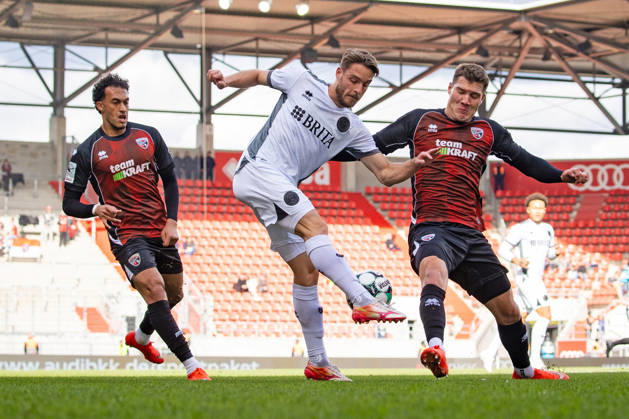 Soccer, 3rd Division: FC Ingolstadt 04 vs. SV Wehen Wiesbaden 11 10 26 Nishan Velupillay (Ingolstadt), Lukas Schleimer (SVWW), Jonas Scholz (Ingolstadt),