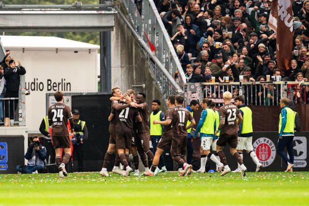 Goal to make it 2–0: Lars Ritzka (FC St. Pauli), 21 celebrates with David Nemeth (FC St. Pauli), 04, Abdoulie Ceesay (FC St. Pauli), 09, Arkadiusz Pyrka (FC St. Pauli), 11, Louis Oppie (FC St. Pauli), 23, GER, FC St. Pauli vs. Karlsruher SC, soccer, 2. Bundesliga, Matchday 7, 2026–2027 season, October 11, 2026 DFL regulations prohibit any use of photographs as image sequences and or quasi-video GER, FC St. Pauli vs. Karlsruher SC, soccer, 2. Bundesliga, Matchday 7, 2026–2027 season, October 11, 2026, Hamburg Copyright: xEibner-Pressefoto MaxxVincenx EP_MVN