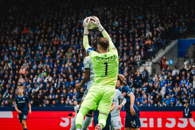 Bochum, Germany October 11, 2026 2. Bundesliga 2026–2027 Matchday 7 VfL Bochum 1848 vs. DSC Arminia Bielefeld Pictured from left in a tackle: goalkeeper Timo Horn (BOC) and David Min (DSC). DFL and DFB regulations prohibit any use of photographs as image sequences and or quasi-video. Vonovia Ruhrstadion, North Rhine-Westphalia Copyright: xFotostandx xGraebex