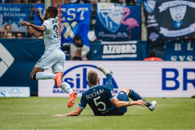 Bochum, Germany October 11, 2026 2. Bundesliga 2026–2027 Matchday 7 VfL Bochum 1848 vs. DSC Arminia Bielefeld Pictured, from left, in a tackle: Karol Mets (BOC) and Isaiah Young (DSC). DFL and DFB regulations prohibit any use of photographs as image sequences and or quasi-video. Vonovia Ruhrstadion, North Rhine-Westphalia Copyright: xFotostandx xGraebex