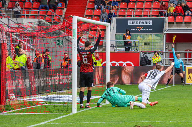 Florian Huebner of SV Wehen Wiesbaden, No. 19, scores here to make it 0–1. Goalkeeper David Klein of FC Ingolstadt 04, No. 47, doesn’t look too good during the match between FC Ingolstadt 04 and SV Wehen Wiesbaden on October 11, 2026, DFB regulations prohibit any use of photographs as image sequences and or quasi-video. GER, Soccer, 3. Liga, Matchday 8, FC Ingolstadt 04 vs. SV Wehen Wiesbaden, October 11, 2026, Audi Sportpark Ingolstadt Copyright: xEibner-Pressefoto OliverxSTRISCHx EP-OSH
