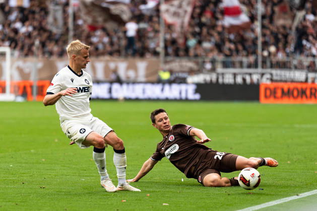 Mathias Rasmussen, FC St. Pauli, 20; Graetsche fighting for the ball; Viktor Bergh, Karlsruher SC, 33; GER; FC St. Pauli vs. Karlsruher SC; soccer; 2. Bundesliga; Matchday 7; 2026–2027 season, October 11, 2026 DFL regulations prohibit any use of photographs as image sequences and or quasi-video, GER, FC St. Pauli vs. Karlsruher SC, Soccer, 2. Bundesliga, Matchday 7, 2026–2027 Season, October 11, 2026, Hamburg Copyright: xEibner-Pressefoto MaxxVincenx EP_MVN