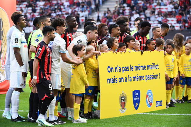 OGC Nice v RC Strasbourg Alsace - Ligue 1 McDonald s 2026 2027 Gauthier HEIN , Gessime YASSINE, Mandza JUNIOR, Elye WAHI, Mohamed EL AMINE AMOURA, Djibril COULIBALY Youssouf NDAYISHIMIYE, Jeyland MITCHELL display a banner ; On n a pas le meme maillot mais on a la meme passion ! during Ligue 1 McDonald s match between Nice and Strasbourg at Allianz Riviera Stadium on October 11, 2026 in Nice, France. Nice France  Copyright: xIconxSportx 776573383