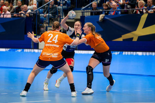HSG Blomberg Lippe (GER) vs. Odense Handbold (DEN), Handball, EHF Champions League Women, Group Stage, October 11, 2026, 2026–2027 Season, Lemgo’s Nieke Kuehne of HSG Blomberg Lippe, No. 09, in a duel against Romee Maarschalkeweerd of Odense Handbold, No. 24, and Viola Charlotte Leuchter of Odense Handbold, No. 07, at the Lemgo Phoenix Contact Arena in Germany