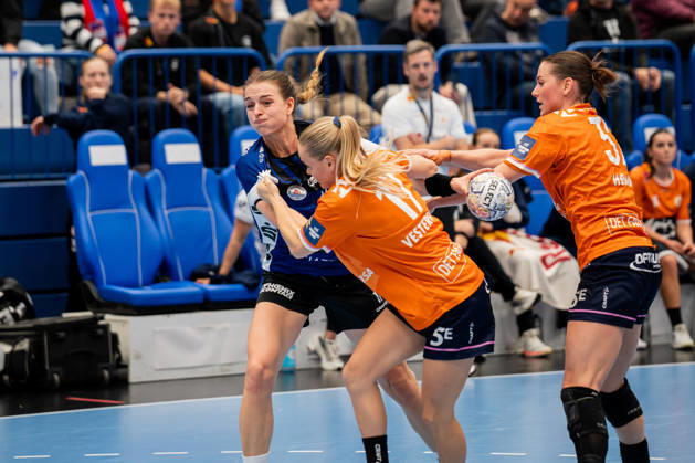 HSG Blomberg Lippe (GER) vs. Odense Handbold (DEN), Handball, EHF Champions League Women, Group Stage, October 11, 2026, 2026–2027 Season, Lemgo: Isabelle Axmann (HSG Blomberg Lippe), No. 11 in a duel with Matilde Marie Vestergaard (Odense Handbold), No. 17; Lemgo, Phoenix Contact Arena, Germany