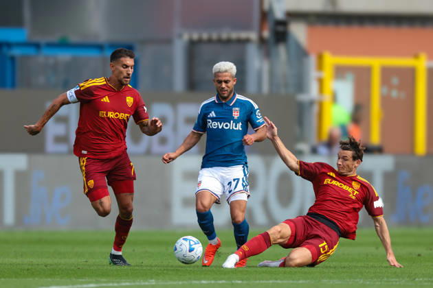 Como 1907 v AS Roma - Serie A - Season 2026-2027 Como, Italy, 11th October 2026. during the Como 1907 vs AS Roma Serie A match at Stadio Giuseppe Sinigaglia, Como. Picture credit should read: Jonathan MoscropComo, Italy, 11th October 2026. Marten De Roon of AS Roma slides in to dispossess Yan Couto of Como 1907 as he is pursued by Lorenzo Pellegrini of AS Roma during the Como 1907 vs AS Roma Serie A match at Stadio Giuseppe Sinigaglia, Como. Picture credit should read: Jonathan Moscrop Como Stadio Giuseppe Sinigaglia Italy
