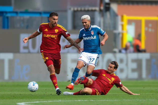 Como 1907 v AS Roma - Serie A - Season 2026-2027 Como, Italy, 11th October 2026. during the Como 1907 vs AS Roma Serie A match at Stadio Giuseppe Sinigaglia, Como. Picture credit should read: Jonathan MoscropComo, Italy, 11th October 2026. Marten De Roon of AS Roma slides in to dispossess Yan Couto of Como 1907 as he is pursued by Lorenzo Pellegrini of AS Roma during the Como 1907 vs AS Roma Serie A match at Stadio Giuseppe Sinigaglia, Como. Picture credit should read: Jonathan Moscrop Como Stadio Giuseppe Sinigaglia Italy