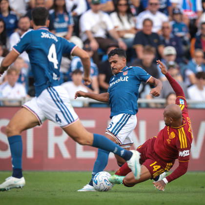 Como 1907 v AS Roma - Serie A - Season 2026-2027 Como, Italy, 11th October 2026. Donyell Malen of AS Roma makes a rash challenge on Kaiki Bruno Da Silva of Como 1907, deemed worthy of a red card by the Referee Michael Fabbri during the Como 1907 vs AS Roma Serie A match at Stadio Giuseppe Sinigaglia, Como. Picture credit should read: Jonathan Moscrop Como Stadio Giuseppe Sinigaglia Italy