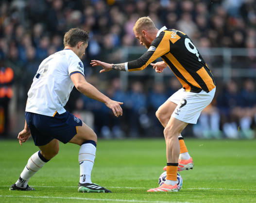 Hull City v Everton Premier League Hull City s Oli McBurnie and Everton s James Tarkowski during the Premier League match at the MKM Stadium, Hull 11 10 2026 UK Newspapers OUT Copyright: xDanielxHamburyx FIL-24042-0023