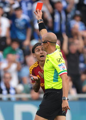 Sport Bilder des Tages Como 1907 v AS Roma - Serie A - Season 2026-2027 Como, Italy, 11th October 2026. during the Como 1907 vs AS Roma Serie A match at Stadio Giuseppe Sinigaglia, Como. Picture credit should read: Jonathan MoscropComo, Italy, 11th October 2026. Paulo Dybala of AS Roma protests to the Referee Michael Fabbri as he shows a red card Donyell Malen of AS Roma following a challenge on Kaiki Bruno Da Silva of Como 1907 during the Como 1907 vs AS Roma Serie A match at Stadio Giuseppe Sinigaglia, Como. Picture credit should read: Jonathan Moscrop Como Stadio Giuseppe Sinigaglia Italy