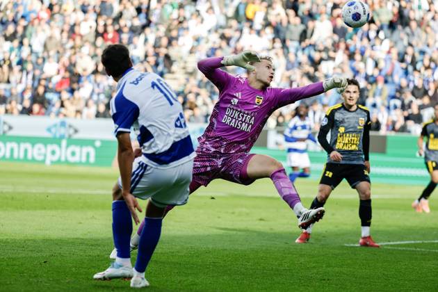 ZWOLLE - Koen Kostons of PEC Zwolle, SC Cambuur goalkeeper Thijs Jansen (lr) during the Dutch Eredivisie match between PEC Zwolle and Cambuur at the MAC3Park stadium on October 11, 2026 in Zwolle, the Netherlands. VINCENT JANNINK ANP Eredivisie 2026 27 xVIxANPxSportx xxANPxIVx 572129037 originalFilename: 572129037