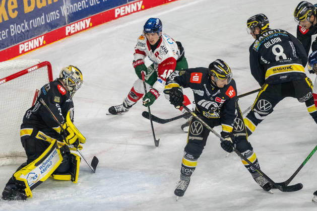 Moritz Elias of the Augsburger Panther, 46, took a shot, but Juha Jatkola of the Krefeld Pinguine, 32, made the save in the near corner. Krefeld Pinguine vs. Augsburger Panther, ice hockey, Penny DEL, Matchday 8, 2026–2027 season, October 11, 2026 Krefeld Pinguine vs. Augsburger Panther, Ice Hockey, Penny DEL, Matchday 8, 2026–2027 season, October 11, 2026, Krefeld Copyright: xEibner-Pressefoto ThomasxHaeslerx EP_THR
