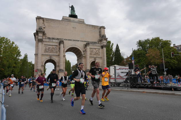 Munich Marathon 2026 MUNICH, GERMANY - OCTOBER 11: Runners pass the Siegestor victory gate during the 2026 Munich Marathon in Munich, Germany on October 11, 2026. Merve Goettl Anadolu Munih Germany. Editorial use only. Please get in touch for any other usage.  Copyright: x2026xAnadoluxMervexGoettlx