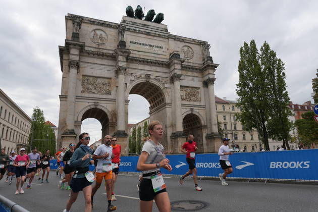 Munich Marathon 2026 MUNICH, GERMANY - OCTOBER 11: Runners pass the Siegestor triumphal arch during the 2026 Munich Marathon in Munich, Germany on October 11, 2026. The annual race takes participants through central Munich landmarks along its 42.195-kilometer course. Merve Goettl Anadolu Munih Germany. Editorial use only. Please get in touch for any other usage.  Copyright: x2026xAnadoluxMervexGoettlx