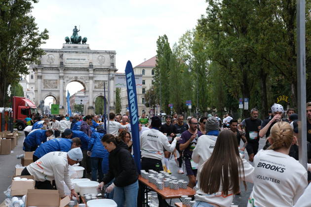 Munich Marathon 2026 MUNICH, GERMANY - OCTOBER 11: Volunteers prepare and hand out cups of water at a refreshment station near the Siegestor victory arch during the 2026 Munich Marathon in Munich, Germany on October 11, 2026. Runners pass through the station as volunteers in Brooks Marathon München shirts line the tables. Merve Goettl Anadolu Munih Germany. Editorial use only. Please get in touch for any other usage.  Copyright: x2026xAnadoluxMervexGoettlx