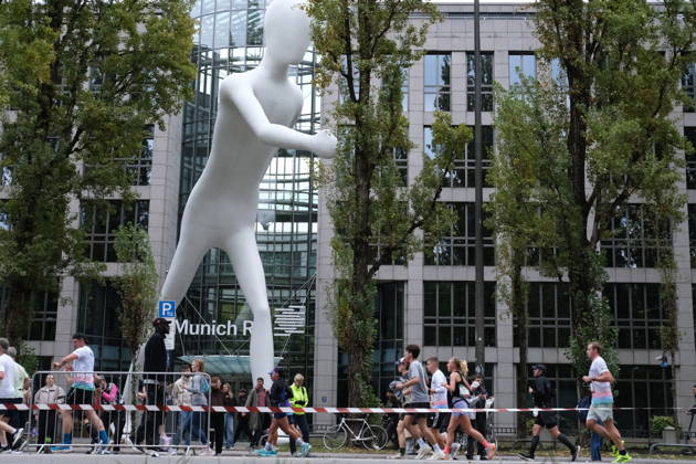 Munich Marathon 2026 MUNICH, GERMANY - OCTOBER 11: Runners pass a large white running figure sculpture during the 2026 Munich Marathon in Munich, Germany on October 11, 2026. The annual race takes participants through central Munich along a 42.195-kilometer course. Merve Goettl Anadolu Munih Germany. Editorial use only. Please get in touch for any other usage.  Copyright: x2026xAnadoluxMervexGoettlx