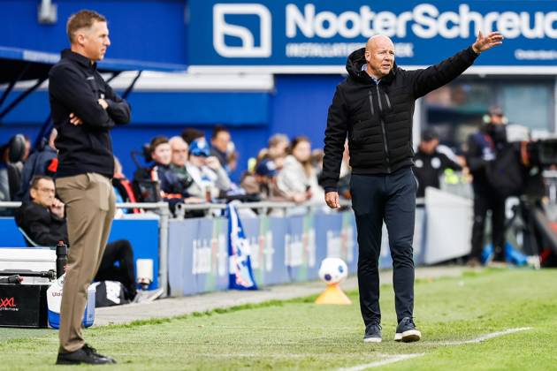 ZWOLLE - SC Cambuur coach Johan Plat, PEC Zwolle trainer Henry van der Vegt (lr) during the Dutch Eredivisie match between PEC Zwolle and Cambuur at the MAC3Park stadium on October 11, 2026 in Zwolle, the Netherlands. VINCENT JANNINK ANP Eredivisie 2026 27 xVIxANPxSportx xxANPxIVx 572130528 originalFilename: 572130528