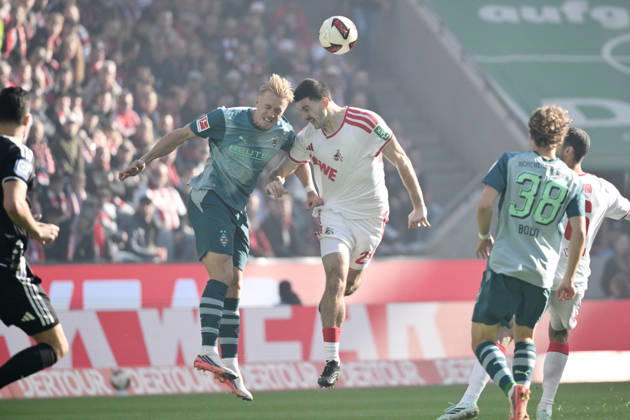 Isac Lidberg, Borussia Mönchengladbach (left), against Luka Lochoshvili, 1. FC Köln, October 11, 2026; Soccer, Bundesliga 1, 2026–2027 season, Matchday 5, 1. FC Köln vs. Borussia Mönchengladbach. DFL regulations prohibit any use of photographs as image sequences and or quasi-video. Cologne, RheinEnergie Stadium, North Rhine-Westphalia, Germany Team2