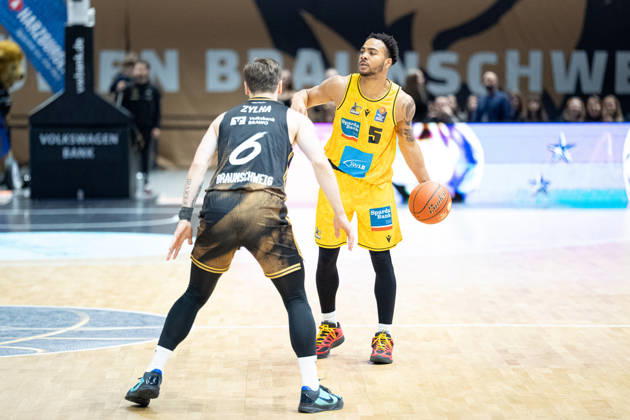 Ish Leggett (No. 5), MHP Riesen Ludwigsburg vs. Ferdinand Zylka (No. 6), Basketball Loewen Braunschweig (GER), Basketball Loewen Braunschweig vs. MHP Riesen Ludwigsburg, Basketball, easyCredit BBL, Week 3, 2026–27 Season, October 11, 2026 GER, Basketball Löwen Braunschweig vs. MHP Riesen Ludwigsburg, Basketball, easyCredit BBL, Week 3, 2026–27 Season, October 11, 2026 Braunschweig Copyright: xEibner-Pressefoto DanielxREINELTx EP_DRT