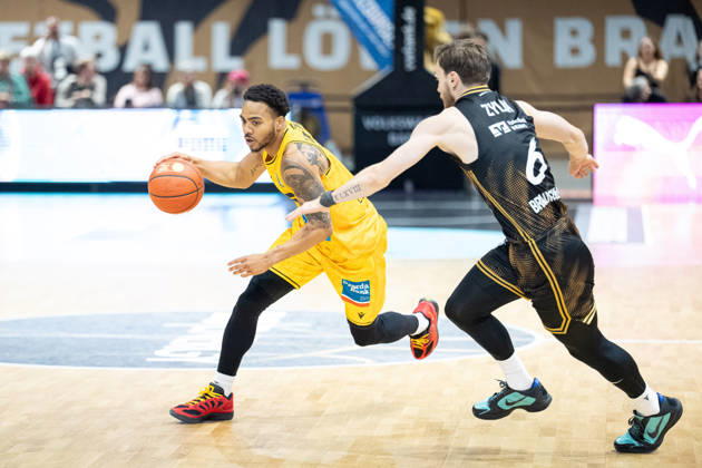 Ish Leggett (No. 5), MHP Riesen Ludwigsburg vs. Ferdinand Zylka (No. 6), Basketball Loewen Braunschweig (GER), Basketball Loewen Braunschweig vs. MHP Riesen Ludwigsburg, Basketball, easyCredit BBL, Week 3, 2026–27 Season, October 11, 2026 GER, Basketball Löwen Braunschweig vs. MHP Riesen Ludwigsburg, Basketball, easyCredit BBL, Week 3, 2026–27 Season, October 11, 2026 Braunschweig Copyright: xEibner-Pressefoto DanielxREINELTx EP_DRT