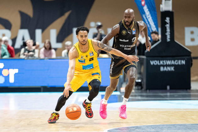 Ish Leggett (No. 5), MHP Riesen Ludwigsburg vs. Sheldon Edwards (No. 13), Basketball Loewen Braunschweig, GER; Basketball Loewen Braunschweig vs. MHP Riesen Ludwigsburg, Basketball, easyCredit BBL, Week 3, 2026–27 Season, October 11, 2026 GER, Basketball Löwen Braunschweig vs. MHP Riesen Ludwigsburg, Basketball, easyCredit BBL, Week 3, 2026–27 season, October 11, 2026 Braunschweig Copyright: xEibner-Pressefoto DanielxREINELTx EP_DRT