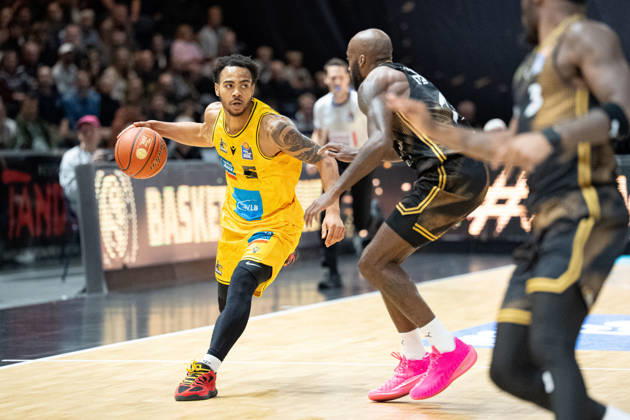 Ish Leggett (No. 5), MHP Riesen Ludwigsburg vs. Sheldon Edwards (No. 13), Basketball Loewen Braunschweig, GER; Basketball Loewen Braunschweig vs. MHP Riesen Ludwigsburg, Basketball, easyCredit BBL, Week 3, 2026–27 Season, October 11, 2026 GER, Basketball Löwen Braunschweig vs. MHP Riesen Ludwigsburg, Basketball, easyCredit BBL, Week 3, 2026–27 season, October 11, 2026 Braunschweig Copyright: xEibner-Pressefoto DanielxREINELTx EP_DRT