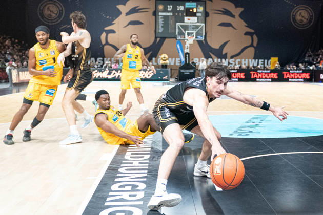 Gian Aydinoglu No. 4, Basketball: Löwen Braunschweig makes a save under the basket (GER), Basketball: Löwen Braunschweig vs. MHP Riesen Ludwigsburg, Basketball, easyCredit BBL, Week 3, 2026–27 Season, October 11, 2026 GER, Basketball: Löwen Braunschweig vs. MHP Riesen Ludwigsburg, Basketball, easyCredit BBL, Week 3, 2026–27 season, October 11, 2026 Braunschweig Copyright: xEibner-Pressefoto DanielxREINELTx EP_DRT