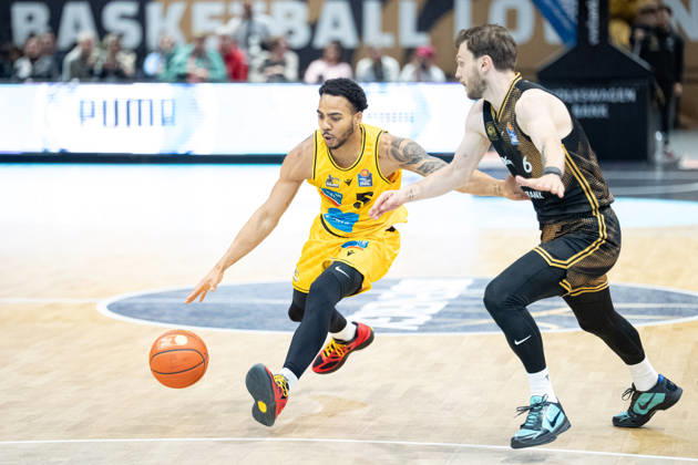 Ish Leggett (No. 5), MHP Riesen Ludwigsburg vs. Ferdinand Zylka (No. 6), Basketball Loewen Braunschweig (GER), Basketball Loewen Braunschweig vs. MHP Riesen Ludwigsburg, Basketball, easyCredit BBL, Week 3, 2026–27 Season, October 11, 2026 GER, Basketball Löwen Braunschweig vs. MHP Riesen Ludwigsburg, Basketball, easyCredit BBL, Week 3, 2026–27 season, October 11, 2026 Braunschweig Copyright: xEibner-Pressefoto DanielxREINELTx EP_DRT