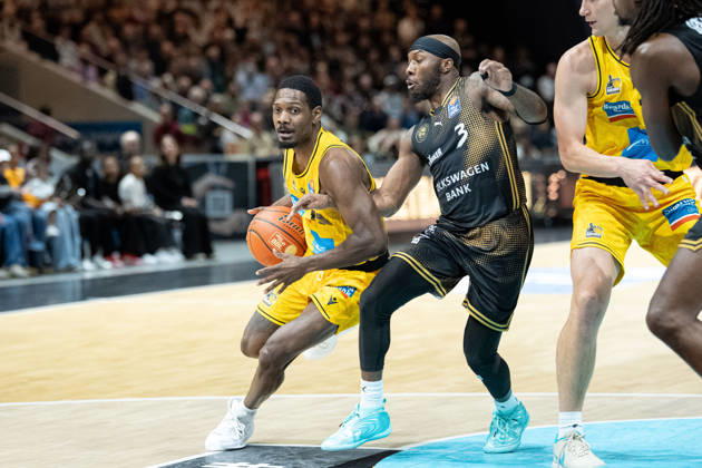 Darius Perry 11, MHP Riesen Ludwigsburg vs. DeJour Reaves 3, Basketball Loewen Braunschweig, GER; Basketball Loewen Braunschweig vs. MHP Riesen Ludwigsburg, Basketball, easyCredit BBL, Week 3, 2026–27 Season, October 11, 2026 GER, Basketball Löwen Braunschweig vs. MHP Riesen Ludwigsburg, Basketball, easyCredit BBL, Week 3, 2026–27 season, October 11, 2026 Braunschweig Copyright: xEibner-Pressefoto DanielxREINELTx EP_DRT