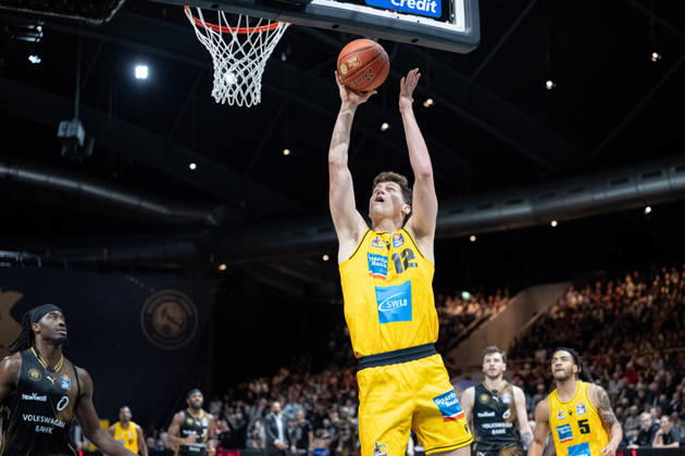 Patrick Cartier, No. 12, MHP Riesen Ludwigsburg, at the basket in front of Zaba Bangala, No. 0, Basketball Löwen Braunschweig, GER; Basketball Löwen Braunschweig vs. MHP Riesen Ludwigsburg, Basketball, easyCredit BBL, Week 3, 2026–27 Season, October 11, 2026 GER, Basketball Löwen Braunschweig vs. MHP Riesen Ludwigsburg, Basketball, easyCredit BBL, Week 3, 2026–27 season, October 11, 2026 Braunschweig Copyright: xEibner-Pressefoto DanielxREINELTx EP_DRT