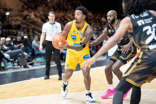 Justin Kier (No. 1), MHP Riesen Ludwigsburg vs. Sheldon Edwards (No. 13), Basketball Loewen Braunschweig, GER; Basketball Loewen Braunschweig vs. MHP Riesen Ludwigsburg, Basketball, easyCredit BBL, Week 3, 2026–27 Season, October 11, 2026 GER, Basketball Löwen Braunschweig vs. MHP Riesen Ludwigsburg, Basketball, easyCredit BBL, Week 3, 2026–27 season, October 11, 2026 Braunschweig Copyright: xEibner-Pressefoto DanielxREINELTx EP_DRT