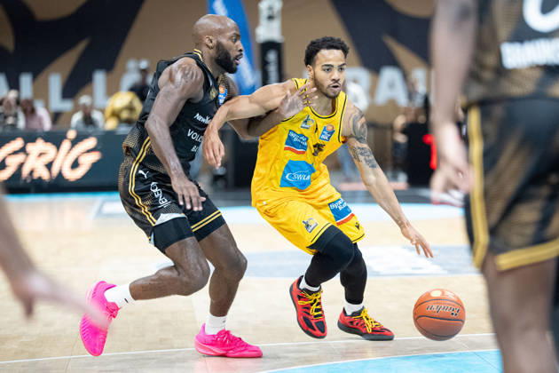 Ish Leggett (No. 5), MHP Riesen Ludwigsburg vs. Sheldon Edwards (No. 13), Basketball Loewen Braunschweig (GER), Basketball Loewen Braunschweig vs. MHP Riesen Ludwigsburg, Basketball, easyCredit BBL, Week 3, 2026–27 Season, October 11, 2026 GER, Basketball Löwen Braunschweig vs. MHP Riesen Ludwigsburg, Basketball, easyCredit BBL, Week 3, 2026–27 season, October 11, 2026 Braunschweig Copyright: xEibner-Pressefoto DanielxREINELTx EP_DRT