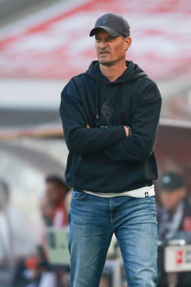 1 Bundesliga 26 27 1 FC Cologne vs. Borussia Mönchengladbach on October 11, 2026, at the RheinEnergieSTADION in Cologne; Coach Alexander Blessin; Mönchengladbach looking pensive MH