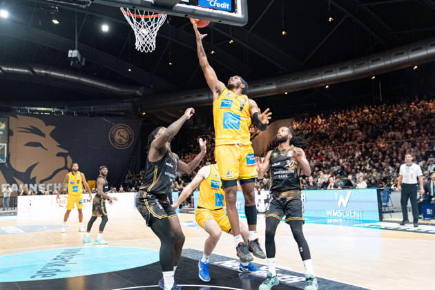Justin Kier 1 of the MHP Riesen Ludwigsburg at the basket against Zaba Bangala 0 of the Basketball Löwen Braunschweig and Chip Flanigan 30 of the Basketball Löwen Braunschweig (GER), Basketball Löwen Braunschweig vs. MHP Riesen Ludwigsburg, Basketball, easyCredit BBL, Week 3, 2026–27 season, October 11, 2026, GER, Basketball Löwen Braunschweig vs. MHP Riesen Ludwigsburg, Basketball, easyCredit BBL, Week 3, 2026–27 season, October 11, 2026, Braunschweig Copyright: xEibner-Pressefoto DanielxREINELTx EP_DRT