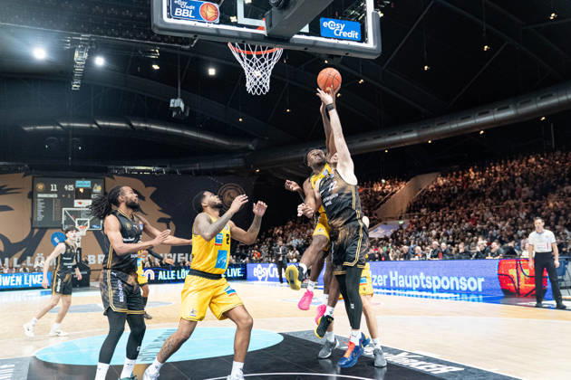 David Joplin (No. 2), MHP Riesen Ludwigsburg vs. Felipe Haase (No. 22), Basketball Löwen Braunschweig, and Sheldon Edwards (No. 13), Basketball Löwen Braunschweig, GER; Basketball Löwen Braunschweig vs. MHP Riesen Ludwigsburg, Basketball, easyCredit BBL, Week 3, 2026–27 Season, October 11, 2026 GER, Basketball Löwen Braunschweig vs. MHP Riesen Ludwigsburg, Basketball, easyCredit BBL, Week 3, 2026–27 Season, October 11, 2026, Braunschweig Copyright: xEibner-Pressefoto DanielxREINELTx EP_DRT
