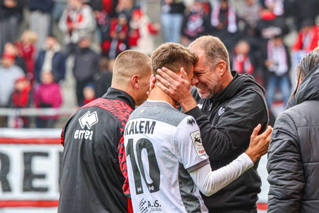 Robin Kalem of SV Wehen Wiesbaden, No. 10 celebrates his goal to make it 2–4 alongside head coach Jochen Seitz of SV Wehen Wiesbaden. Wiesbaden ultimately won the match quite convincingly in the game between FC Ingolstadt 04 and SV Wehen Wiesbaden on October 11, 2026, DFB regulations prohibit any use of photographs as image sequences and or quasi-video. GER, Soccer, 3. Liga, Matchday 8, FC Ingolstadt 04 vs. SV Wehen Wiesbaden, October 11, 2026, Audi Sportpark Ingolstadt Copyright: xEibner-Pressefoto OliverxSTRISCHx EP-OSH