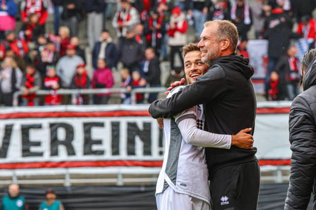 Robin Kalem of SV Wehen Wiesbaden, No. 10 celebrates his goal to make it 2–4 alongside head coach Jochen Seitz of SV Wehen Wiesbaden. Wiesbaden ultimately won the match quite convincingly in the game between FC Ingolstadt 04 and SV Wehen Wiesbaden on October 11, 2026, DFB regulations prohibit any use of photographs as image sequences and or quasi-video. GER, Soccer, 3. Liga, Matchday 8, FC Ingolstadt 04 vs. SV Wehen Wiesbaden, October 11, 2026, Audi Sportpark Ingolstadt Copyright: xEibner-Pressefoto OliverxSTRISCHx EP-OSH