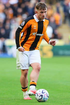 KINGSTON UPON HULL, ENGLAND, OCTOBER 11: Joe Gelhardt of Hull City passes the ball during a Premier League 2026-27 match between Hull City and Everton FC at the MKM Stadium on October 11, 2026 in Kingston Upon Hull, England. (Photo by Zach Forster Sports Press Photo) Copyright: xZachxForster SportsxPressxPhotox Sportspressphoto_SPR252380