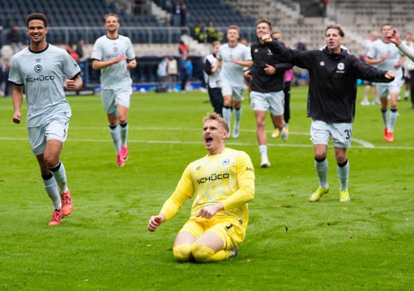 Jonas Thomas Kersken of DSC Arminia Bielefeld, 1, celebrates after the game in Germany, VfL Bochum 1848 vs. DSC Arminia Bielefeld, 2. Bundesliga, Matchday 7, 2026–27 season, Vonovia Ruhrstadion, Bochum, October 11, 2026 DFL REGULATIONS PROHIBIT ANY USE OF PHOTOGRAPHS AS IMAGE SEQUENCES AND OR QUASI-VIDEO VfL Bochum 1848 vs. DSC Arminia Bielefeld, 2. Bundesliga, Matchday 7, 2026–27 Season, October 11, 2026, Bochum Copyright: xEibner-Pressefoto ScottxColemanx EP_SCN