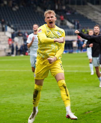 Jonas Thomas Kersken of DSC Arminia Bielefeld, 1, celebrates after the game in Germany, VfL Bochum 1848 vs. DSC Arminia Bielefeld, 2. Bundesliga, Matchday 7, 2026–27 season, Vonovia Ruhrstadion, Bochum, October 11, 2026 DFL REGULATIONS PROHIBIT ANY USE OF PHOTOGRAPHS AS IMAGE SEQUENCES AND OR QUASI-VIDEO VfL Bochum 1848 vs. DSC Arminia Bielefeld, 2. Bundesliga, Matchday 7, 2026–27 Season, October 11, 2026, Bochum Copyright: xEibner-Pressefoto ScottxColemanx EP_SCN