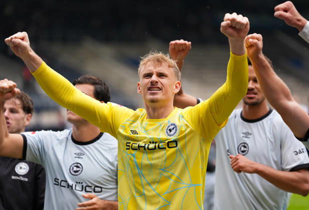 Jonas Thomas Kersken of DSC Arminia Bielefeld, 1, celebrates after the game in Germany, VfL Bochum 1848 vs. DSC Arminia Bielefeld, 2. Bundesliga, Matchday 7, 2026–27 season, Vonovia Ruhrstadion, Bochum, October 11, 2026 DFL REGULATIONS PROHIBIT ANY USE OF PHOTOGRAPHS AS IMAGE SEQUENCES AND OR QUASI-VIDEO VfL Bochum 1848 vs. DSC Arminia Bielefeld, 2. Bundesliga, Matchday 7, 2026–27 Season, October 11, 2026, Bochum Copyright: xEibner-Pressefoto ScottxColemanx EP_SCN