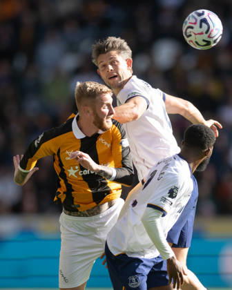 Hull City v Everton Premier League Oliver McBurnie of Hull City in an aerial challenge with James Tarkowski of Everton during the Premier League match between Hull City and Everton at the MKM Stadium, Hull. 11 10 2026 UK Newspapers OUT Copyright: xMattxWilkinsonx FIL-24041-0110