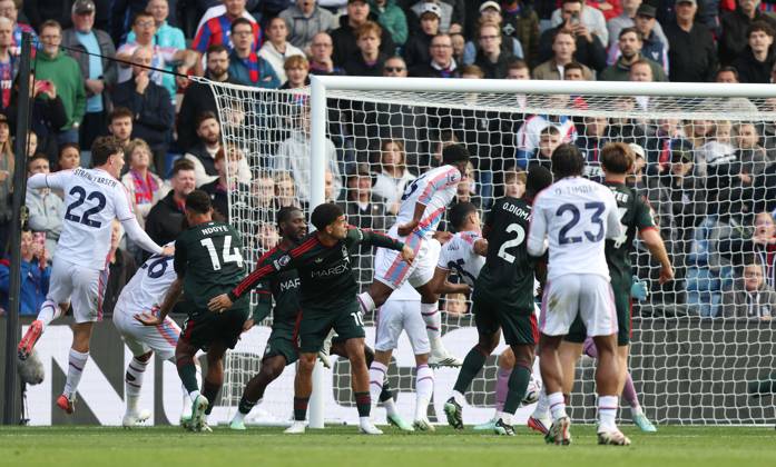 Premier League - Crystal Palace v Nottingham Forest LONDON, ENGLAND, OCTOBER 11: GOAL 2-1, Jefferson Lerma of Crystal Palace scores a goal to put Crystal Palace 2-1 ahead during The Premier League match between Crystal Palace v Nottingham Forest at Selhurst Park Stadium, London, England, on October 11. (Photo by Daniel Weir) London Selhurst Park Stadium England Copyright: xDanielxWeir SportsxPressxPhotox Sportspressphoto_SPR252386