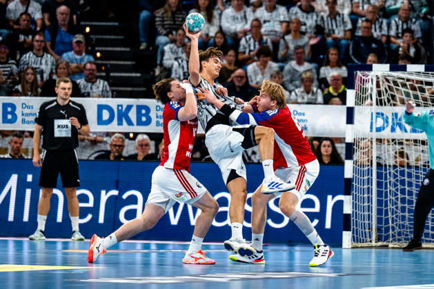 October 11, 2026, xdobgx, Opel HBL Handball, THW Kiel vs. Handball Club Hamburg, Jan Christian Schmidt, Handball Club Hamburg, 42, Julian Köster Kiel, 7 on the ball, plays the ball, Martin Hovde Handball Club Hamburg, 81 one-on-one, duel, battle, tackle Kiel