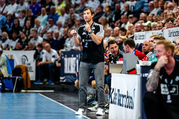 October 11, 2026, xdobgx, Opel HBL Handball, THW Kiel vs. Handball Club Hamburg; Torsten Jansen, Handball Club Hamburg; coach gives instructions, gesturing with his arms, gesticulates, gives instructions; Kiel