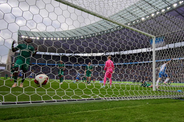 Shot on goal for the 1-0, Mads Pedersen (Hertha BSC), 22, behind-the-goal camera, Florian Hellstern (Greuther Fürth), 01, GER, Hertha BSC vs. SPVGG Greuther Fürth, 2. Bundesliga, 2026–27 season, Matchday 7, October 11, 2026. DFL regulations prohibit any use of photographs as image sequences and or quasi-video. GER, Hertha BSC vs. SPVGG Greuther Fürth, 2. Bundesliga, 2026–27 season, Matchday 7, October 11, 2026, Berlin Copyright: xEibner-Pressefotox xClaudiusxRauchx EP_CRH